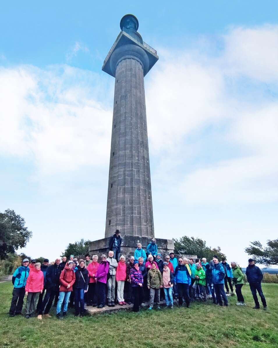 Konstitutionssäule Die Konstitutionssäule nördlich von Volkach mit den Teilnehmenden der Wanderfahrt