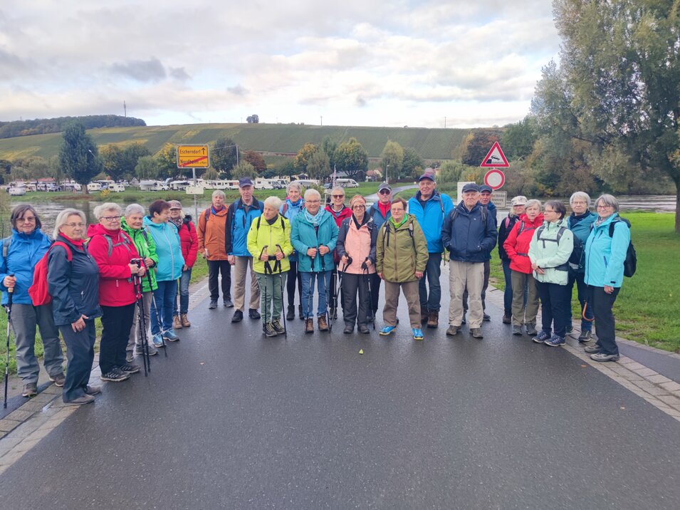 Teilnehmende Wandernde Teilnehmende der Wanderfahrt vor der Mainfähre bei Nordheim