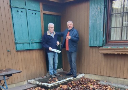 Kassierer Alfred Gröner (li.) und 1. Vorsitzender Ekkehard Faust (re.) schließen das Naturfreundehaus zum letzten Mal